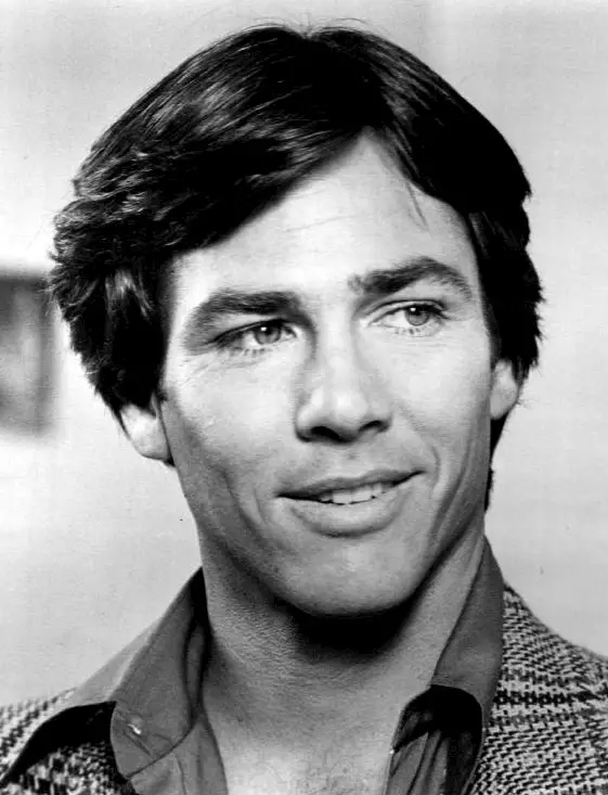 How tall is Richard Hatch?